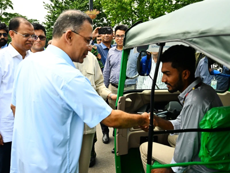 জুলাই যোদ্ধাসহ ৩ জনকে রিকশা উপহার প্রধানমন্ত্রীর