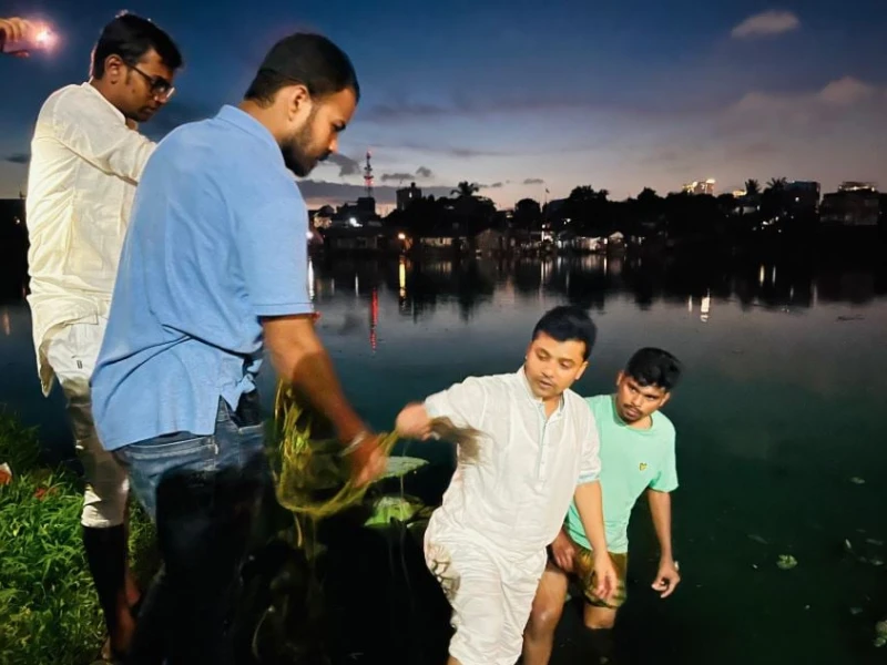 গুলশান লেকে শতাধিক কমল-শাপলার চারা রোপণ করলেন ছাত্রদল নেতা প্রিন্স