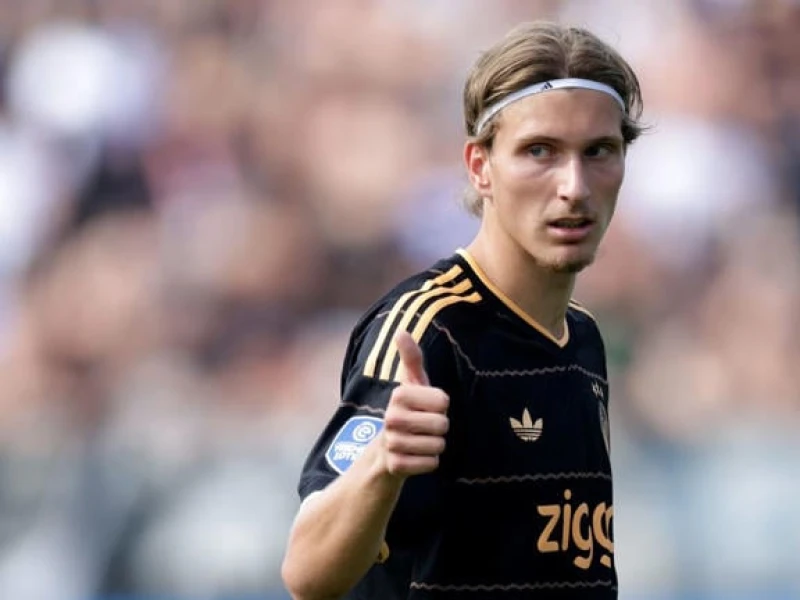 PSG sign Belgian winger Godts from Ajax