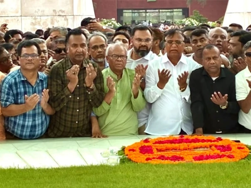 জিয়াউর রহমান ও বেগম খালেদা জিয়ার কবরে রিজভীর শ্রদ্ধা নিবেদন