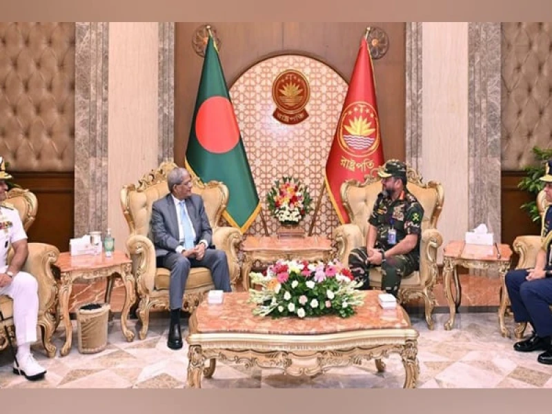 রাষ্ট্রপতির সঙ্গে তিন বাহিনীর প্রধানগণের সৌজন্য সাক্ষাৎ