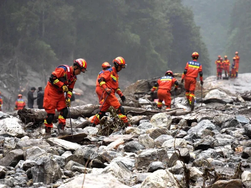 নেপালে লাশ দাফন শুরু, নিখোঁজ হাজারো মানুষের সন্ধানে উদ্ধারকর্মীরা