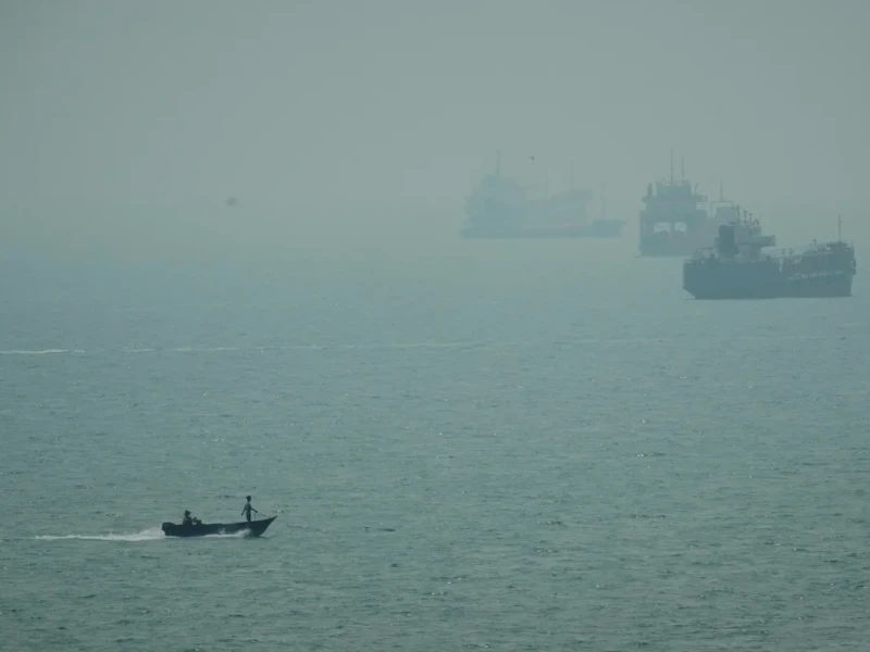 হরমুজ প্রণালীতে জাহাজে হামলায় হতাহত ৪