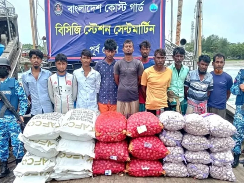 সেন্টমার্টিনে বিপুল পরিমাণ ইউরিয়া সারসহ ১০ জন পাচারকারী আটক