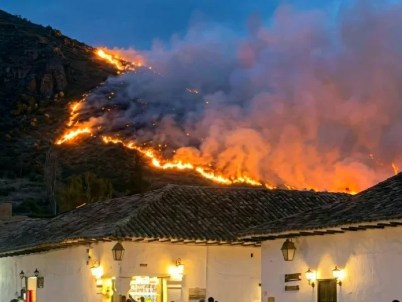 Forest fire threatens tourist town in Colombian Andes