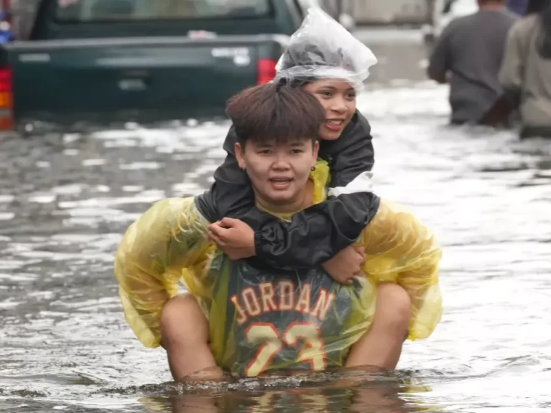 Bangkok floods ease as heavy rains affect 700,000