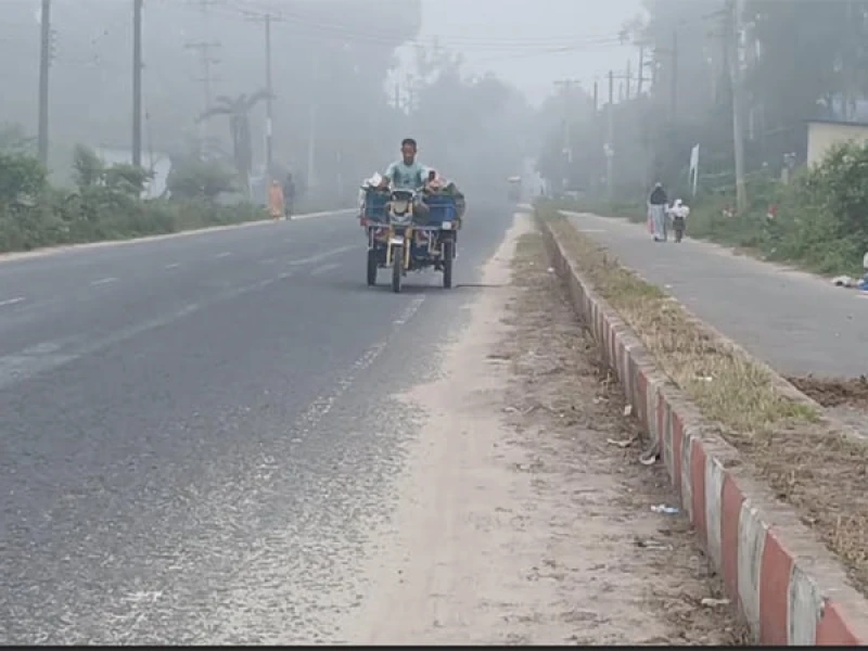 কুয়াশায় ঢেকেছে পঞ্চগড়ের জনপদ, দুয়ারে কড়া নাড়ছে শীত
