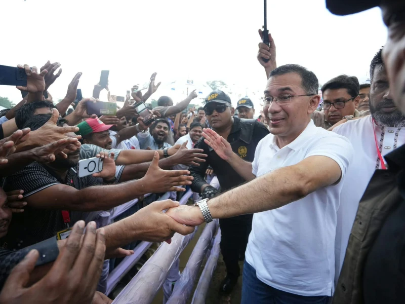 Feni crowds brave rain for PM’s glimpse
