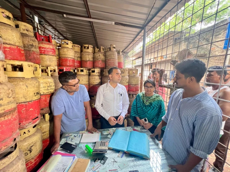 সিলিন্ডার ও বাজার তদারকিতে ৪২ জেলায় অভিযান, ১১৯ প্রতিষ্ঠানকে জরিমানা