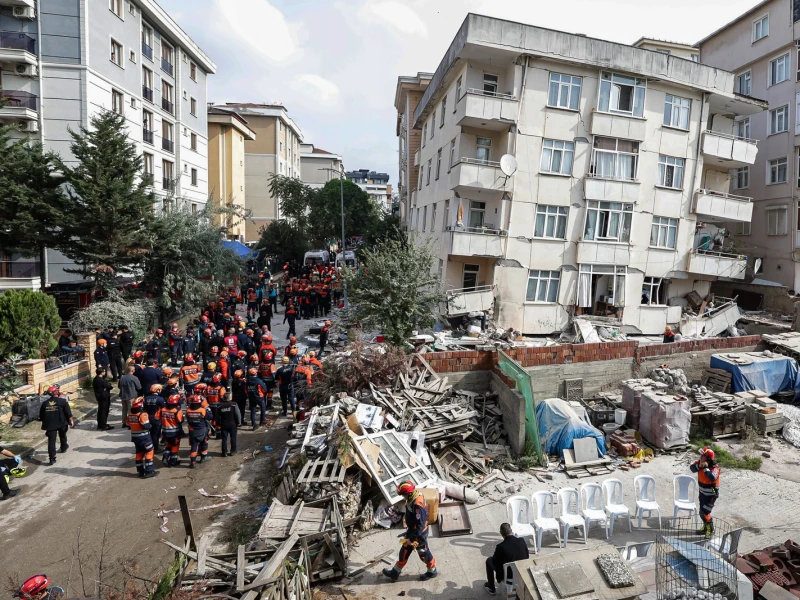 Five dead as bottom of Istanbul building crumbles
