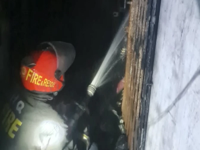 Fire brought under control at Old Dhaka market after 12 hrs, 4 firefighters fall sick