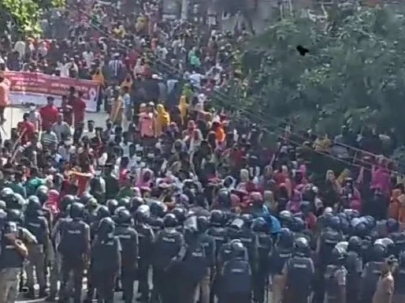 Uttara garment workers block Dhaka-Mymensingh highway  for wage hike