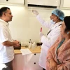 PM inspects mobile food testing laboratory